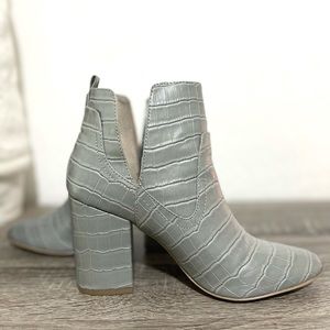 Perfect for fall! Pale blue, faux croc, Steve Madden booties!